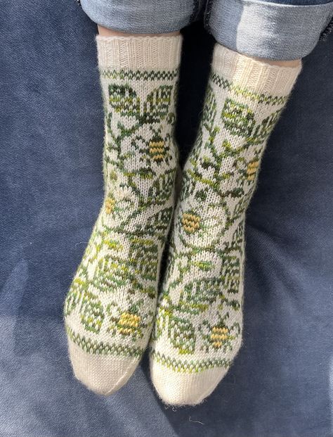 Ravelry: Secret Garden Socks by Anna Hewitt Socks Knitting Pattern, Socks Knitting, Sock Knitting Patterns, The Secret Garden, Knitted Wit, Sock Patterns, Yarn Projects, Lace Pattern, Knitting Inspiration