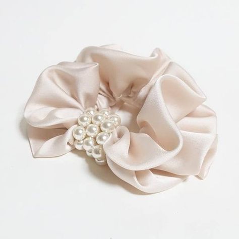 diy party Hair accessories jewelry - Details about Pearl Decorated Satin Hair Scrunchies Hair Elasti Diy Hair Scrunchies, Hair Tie Accessories, Hair Acessories, Scrunchies Diy, Satin Scrunchies, Gaun Fashion, Pearl Decorations, Women Hair Accessories, Hair Accessories Pearl