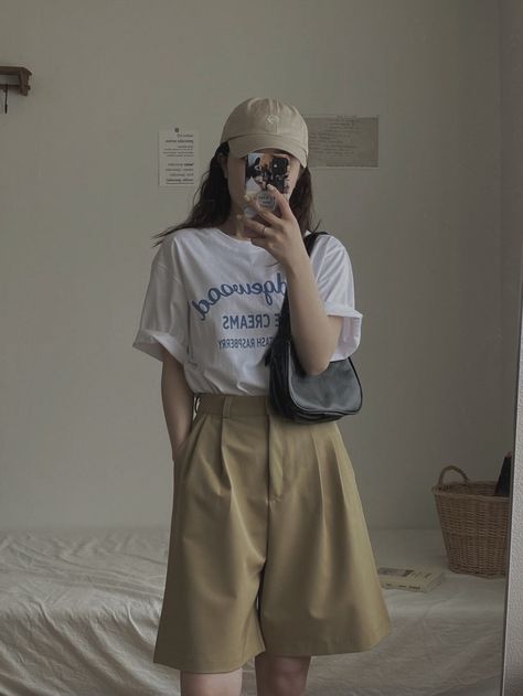 Simple Pastel Outfit, Comfy Korean Outfits Summer, Comfy Minimalist Outfit, Asian Aesthetic Outfits, Korean Outfit With Shorts, Outfits With Shorts Korean, Korean Style Shorts Outfit, Minimalist Fashion Korean, Pastel Streetwear