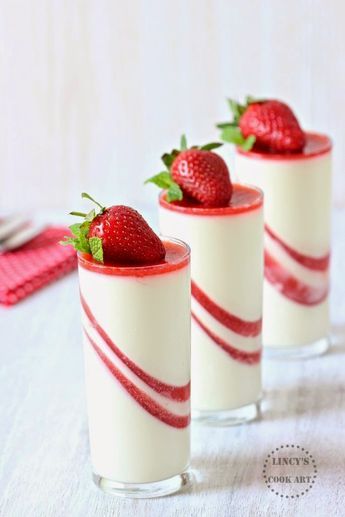 Strawberry Pannacotta Desserts With Strawberries, Strawberry Panna Cotta, Shot Glass Desserts, Mousse Dolce, Cook Art, Jello Cups, Dessert Shooters, Panna Cotta Recipe, Italian Dessert