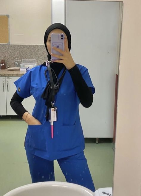 Scrubs With Hijab, Hemsirelik Story, Nurse Hijab, Hijabi Doctor Outfit, Hijabi Doctor, Hijab Doctor, Hijab Outfit Summer, Female Surgeon, Medical Scrubs Outfit