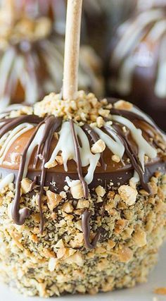 Caramel Apples Ideas, Halloween Caramel Apples, Holiday Desserts Halloween, Easy Caramel Apples, Caramel Apple Kits, Caramel Apples Halloween, Desserts Halloween, Gourmet Candy Apples, Covered Apples