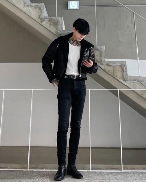 Black Outfit Korean Men, Bar Outfits Men, Starboy Outfit Men, Korean Men Outfit, Black Pants Outfit Men, Bad Boy Outfits, Guys Fashion Casual, Black Pants Outfit, Black Outfit Men