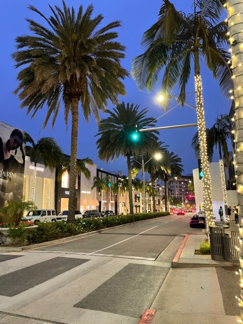 #rodeodrive #beverlyhills #losangeles #travel Night Life Los Angeles, Hollywood Boulevard Aesthetic, Los Angeles Neighborhood Aesthetic, Driving In Los Angeles, Los Angeles Rodeo Drive, Rodeo Drive Beverly Hills, Rodeo Drive, Beverly Hills, Rodeo