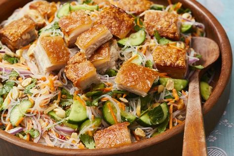 Crispy Noodle Salad, Everyday Dinners, Sticky Pork, Pork Noodles, Pork Salad, Noodle Salad Recipes, Salads To Go, Slow Cooked Pork, Pork Belly Recipes