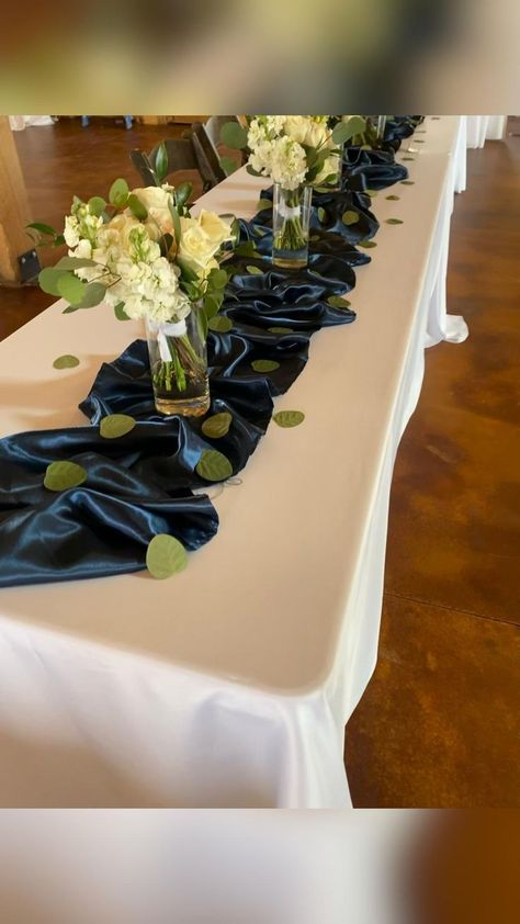 Centerpieces For Rectangle Tables, Simple Bridesmaids Bouquets, Wedding Table Decor Flowers, Rectangle Table Centerpieces, Boho Grad Party, Simple Wedding Table Decor, Bridal Table Flowers, Simple Table Centerpieces, Rehearsal Dinner Centerpieces