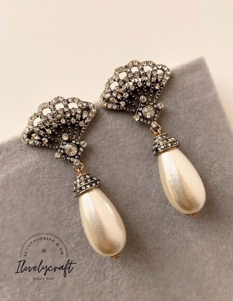 These spectacular dramatic long drop earrings are an exquisite set to go with your Great Gatsby/ Downton Abbey/ Roaring 20s/Vintage Wedding/ 1920s Bride or just to add to your evening and ocassion outfits. They have a nice movement and and dazzling sparkle giving a perfect representation of the glamorous 20s. Fan Shaped at the top part bringing the oriental vibes that jewelry had during 1920s ( In the 20s drop earrings became a favorite jewelry piece to draw attention to the neck¨¨ ❤). Size: 7 c Roaring 20s Wedding Dress, Roaring 20s Accessories, Roaring 20s Jewelry, Downton Abbey Dress, Vintage Hollywood Fashion, 1920s Earrings, Great Gatsby Dress, Gatsby Style Wedding, Gatsby Earrings