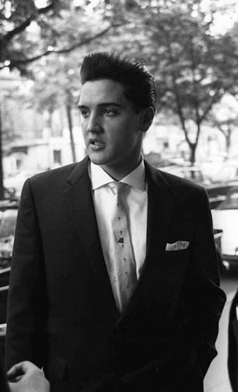 Elvis Pictures, Famous Legends, Graceland Elvis, Elvis Memorabilia, King Elvis Presley, Young Elvis, Elvis Presley Pictures, Elvis And Priscilla, Elvis Movies