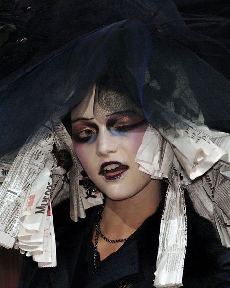 Gemma Ward for John Galliano Fall/Winter 2007 Ready-to-Wear. (#GemmaWard #JohnGalliano #FW #2007 #00s #00sfashion #2000sfashion #2000s) Galliano Dior, Gangster Girl, Avant Garde Makeup, Runway Makeup, Dior Makeup, Fantasy Makeup, Editorial Makeup, Makati, John Galliano