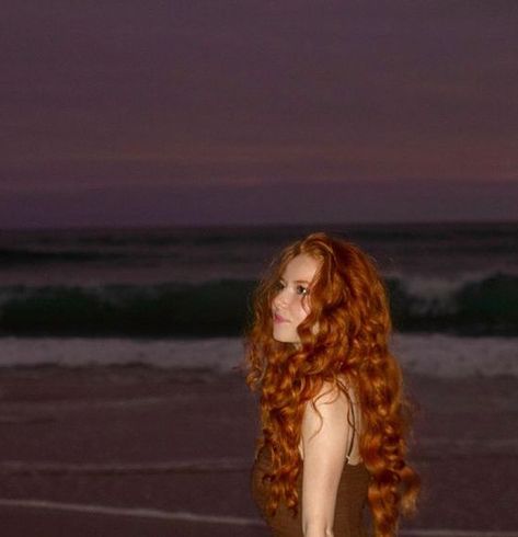 Waves With Bangs, Soft Wavy Hair, Winter Haircuts, Francesca Capaldi, Long Flowing Hair, Messy Look, Red Curly Hair, Haircuts Ideas, Flowing Hair