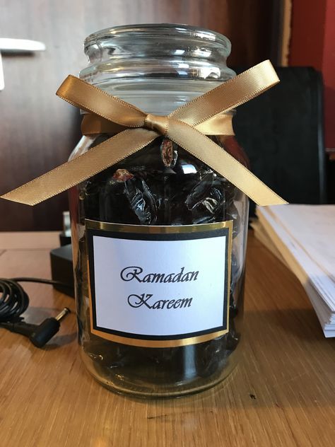 Dates Packing Ideas For Ramadan, Ramzan Gift Basket, Ramadan Mubarak Gift Ideas, Ramadaan Gifting Ideas, Ramadan Gift Box Ideas Dates, Ramzan Gift Ideas, Ramdan Idea Gift, Ramadan Baskets Gift Ideas, Ramadan Hamper Ideas