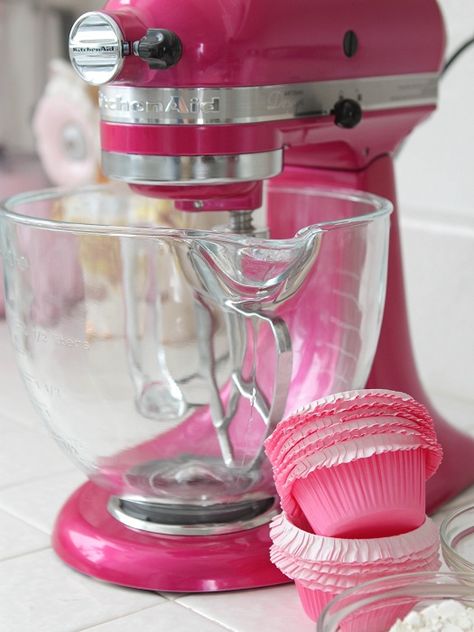 Cool Kitchen Utensils, Kitchenaid Rose, Pink Kitchenaid Mixer, Baking Mixer, Stand Mixers, Desain Pantry, Organizing Hacks, Kitchen Hacks Organization, Tools Kitchen