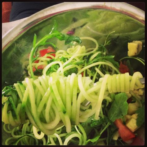 Cucumber spaghetti Cucumber Spaghetti, Spiralized Cucumber, Green Eating, Food Style, Clean Food, Carb Diet, Cucumber Salad, Seaweed Salad, Clean Recipes