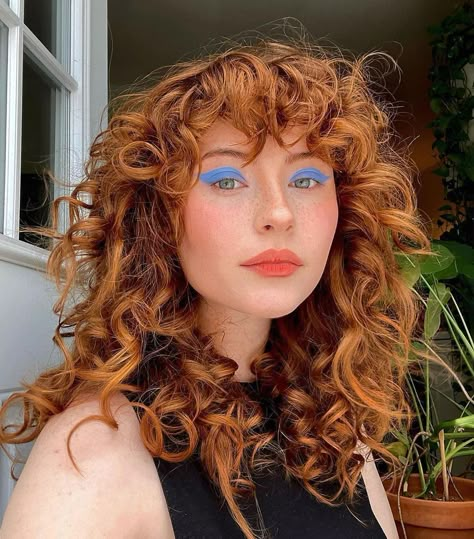 Curly Shag Haircut With Bangs, Curly Hair Shag, Expensive Brunette, Corte Shaggy, Shaggy Hair, Curly Hair Inspiration, Curly Hair With Bangs, Hair Inspiration Color, Curly Hair Cuts