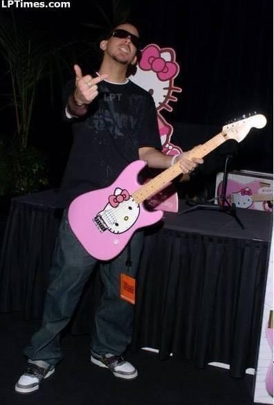 Poses Guitar, Guitar Poses, Hello Kitty Guitar, Hello Kitty Games, Face Drawing Reference, Mike Shinoda, Kitty Games, Pink Hello Kitty, Human Poses