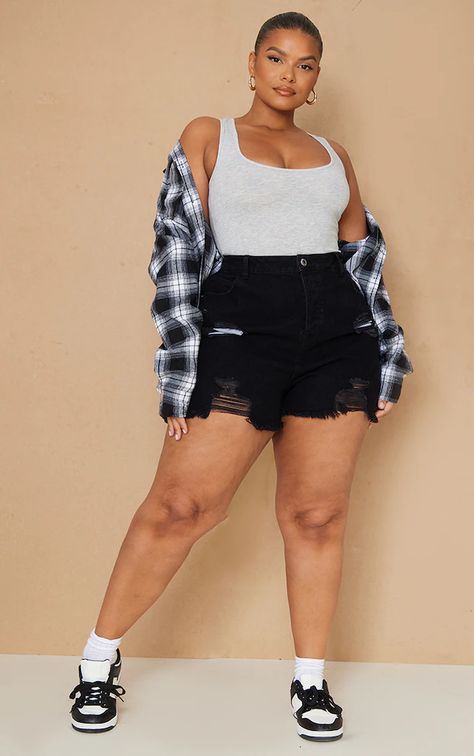 New In Fashion Trends | Women's Clothing | PrettyLittleThing Curve Summer Outfit, Shorts And Shirt Outfit Women, Shorts Outfits Black Women, Shorts For Curvy Women, Black Denim Shorts Outfit, Oversize Tshirt Outfits, Denim Shorts Outfit, Curvy Shorts, Hacks Clothes