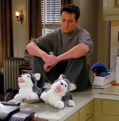 Puppy slippers! Chandler Friends, Friends Scenes, Friends Episodes, Friends Cast, Ross Geller, Friends Tv Series, Memes Lol, Friends Moments, Phoebe Buffay