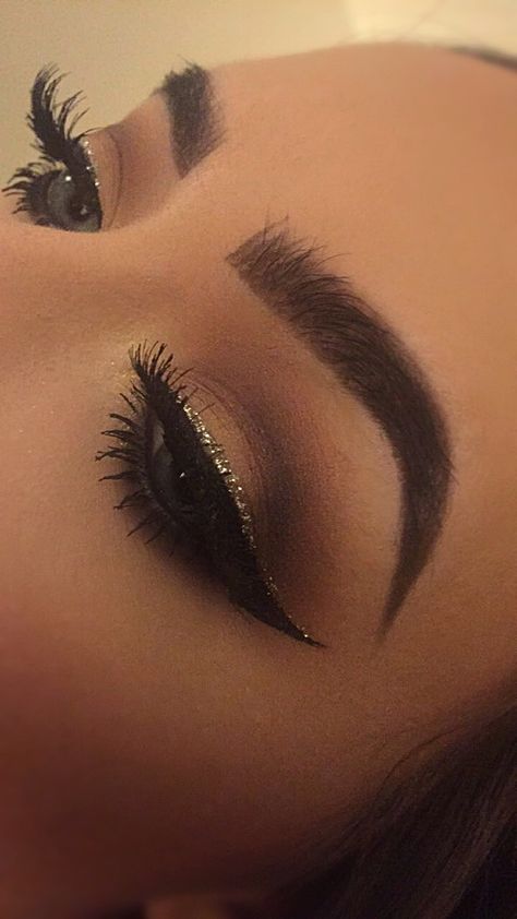 Brown Eyeshadow With Gold Glitter, Brown Eyeshadow With Black Eyeliner, Gold Glitter Liner Eye Makeup, Party Makeup With Black Dress, Wedding Makeup For Brown Eyes Glitter, Brown Eyeshadow With Glitter, Prom Full Glam Makeup, Black And Gold Eye Makeup Simple, Prom Makeup Looks For Black Dress Brown Eyes