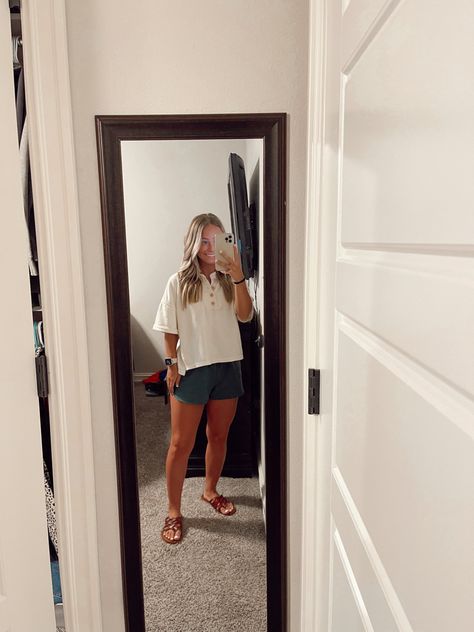 Ballpark Outfit Mom, Causal Mom Outfits, Cute Comfy Postpartum Outfits, Modest Comfy Summer Outfits, Daycare Worker Outfits Summer, Mom Park Outfit Summer, Virginia Beach Outfits, Post Partum Summer Outfits Casual, Midsize Mom Outfits Summer