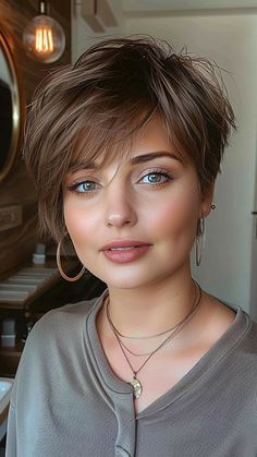 Curly Hairstyles Women, Highlights Braids, Hair Color For Morena Skin, Short Light Brown Hair, Haircut 2020, Trendy Short Hairstyles, Long Layered Bob, Hairstyle Curly, Old Hairstyles