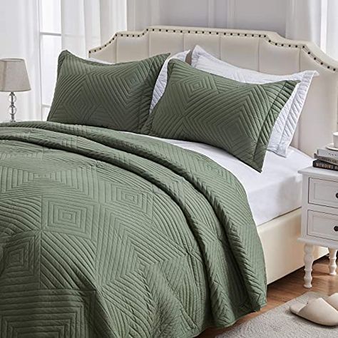 Green Quilt Bedroom Ideas, Green Quilts Ideas Bedroom, Bedings Ideas Green, King Size Bedspreads, Green Quilt Bedding, Olive Bedspread Bedroom, Green Bedspread Room Ideas, Green Bed Spread, Olive Green Bedspread