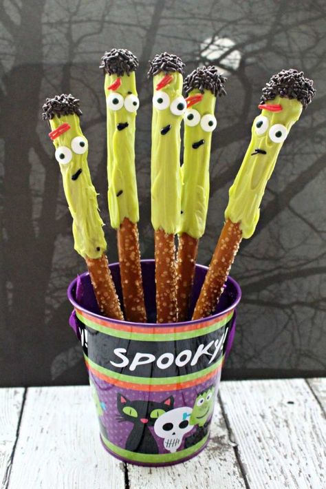 Halloween Recipe: Easy Hand-Dipped Frankenstein Pretzel Rods - My Thoughts, Ideas, and Ramblings Halloween Cakepops, Fancy Recipes, Delicious Halloween Treats, Halloween Pretzels, Dipped Pretzel Rods, Chocolate Covered Pretzel Rods, Fun Halloween Food, Halloween Food Treats, Pretzel Dip