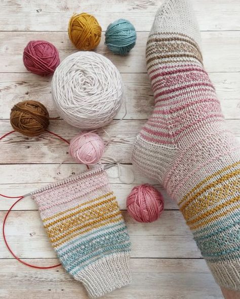 Sock Yarn Knitting Patterns, Instagram Chat, My Text, Knitting Room, Hand Knit Socks, Knitted Socks, Sock Knitting Patterns, Stitch Marker, Yarn Projects