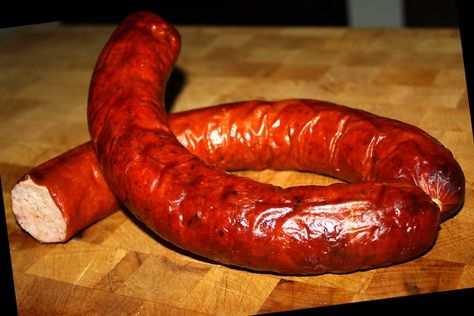 Smoked Kielbasa, Kielbasa Recipe, Montreal Style, Curing Meat, Making Sausage, Meat Curing, Cured Meat Recipes, Sausage Making Recipes, Home Made Sausage