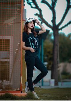 Nisha Bhatt, Female Portrait Poses, Men Fashion Photoshoot, Cute Quick Hairstyles, Outdoor Girls, Comfy Casual Outfits, Bff Photoshoot Poses, Stylish Photo Pose, Model Poses Photography