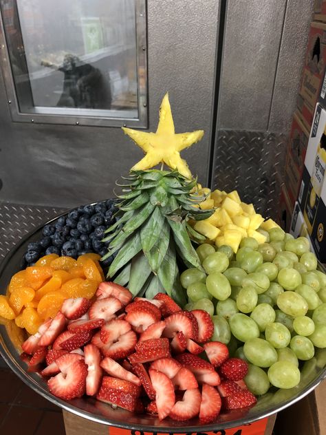 Christmas Fruit Display Ideas, Christmas Themed Fruit Trays, Christmas Trays Food, Christmas Fruit Platter Holiday Parties, Christmas Platter Ideas Finger Foods, Christmas Fruit Platter Ideas, Christmas Food Table Display, Fruit Tray Christmas, Holiday Fruit Platter