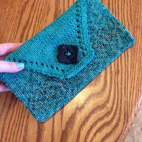 Envelope Clutch - Free Pattern Knit Wallet Pattern Free, Knit Pouch Pattern Free, Wallet Knitting, Knitted Envelope, Knit Wallet, Crochet Envelope Clutch, Envelope Clutch Pattern, Knit Clutch, Easy Envelope