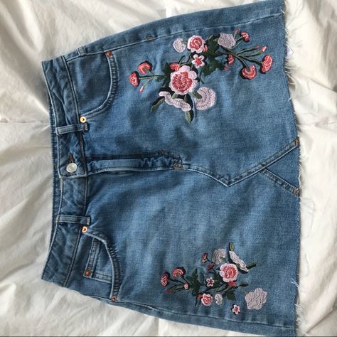 This Skirt Has Never Been Worn And Is A Medium Blue With A Floral Pattern On The Front. It Is A Size 6 But Would Fit A 4-6/Small! Painted Jean Skirt, Flower Skirts, Boots Outfit Ankle, Floral Skirts, Downtown Outfits, 70s Outfits, Future Clothes, Gardening Outfit, Skirt And Top Set