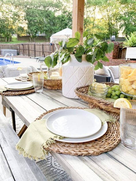 Round Outdoor Table Decor, Outdoor Plates Place Settings, Simple Outdoor Table Settings, Summer Place Settings, Spring Outdoor Tablescape, Outdoor Dining Place Settings, Patio Table Centerpiece Outdoor, Outdoor Place Settings, Outdoor Tablescapes Backyards