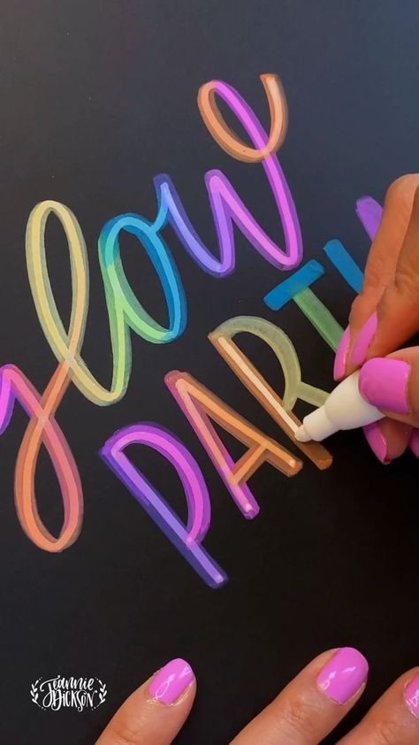 Paint Pen Lettering, Neon Doodle Art, How To Draw Neon Letters, Neon Calligraphy, Crayola Marker Art, Chalk Markers Lettering, Neon Writing, Fonts Doodle, Font Writing