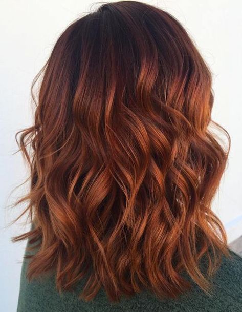 Balayage cuivré rouge - Balayage cuivré : le reflet chaud à adopter cette saison - Elle Light Auburn Hair Color, Dark Auburn Hair Color, Light Auburn Hair, Dark Auburn Hair, Auburn Balayage, Brunette Ombre, Rambut Brunette, Brunette Balayage, Hair Color Auburn