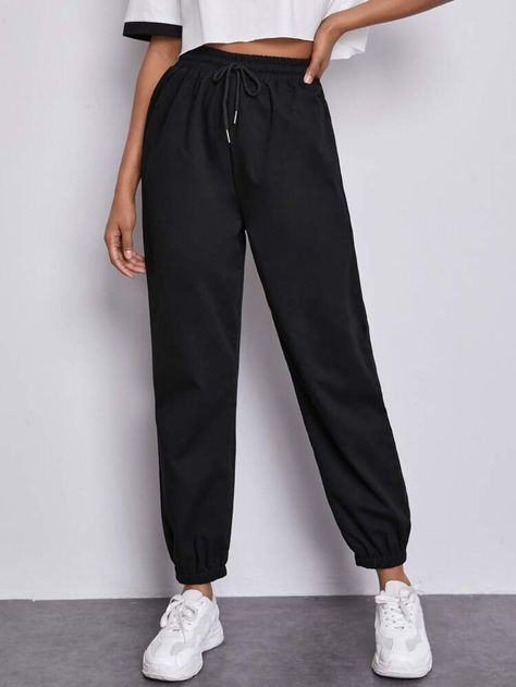 Semi Casual Outfit Women, Jogger Outfits, Semi Casual Outfit, Cute Sweatpants Outfit, Women Sweatpants, Cute Sweatpants, Korea Girl, Celebrity Casual Outfits, University Outfit