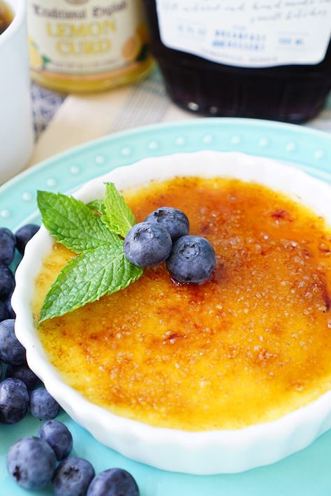 Lemon Blueberry Creme Brulee - tart lemon and sweet berries are the perfect combo in this impressive dessert that's easier to make than you might think!  via @hiHomemadeBlog Lemon Creme, Cream Brulee, Creme Brulee Recipe, Brulee Recipe, Impressive Desserts, Blueberry Oatmeal, Happiness Is Homemade, Oatmeal Cream, Eat Dessert First