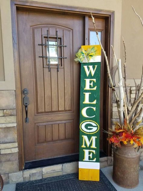 Love this Welcome sign Green Bay Packers Crafts, Packers Baby, Bay Door, Football Crafts, Door Signs Diy, Front Porch Signs, Sport Craft, Pallet Crafts, Diy Signs