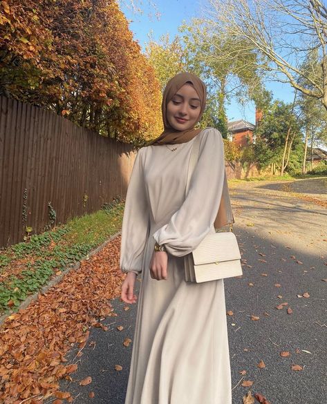 Hijabi Dresses Aesthetic, Beige Hijab Outfit, Beige Hijab, Hijab Trend, Islamic Modest Fashion, Modest Outfits Muslim, Outfits Muslim, Estilo Hijab, Trend 2023