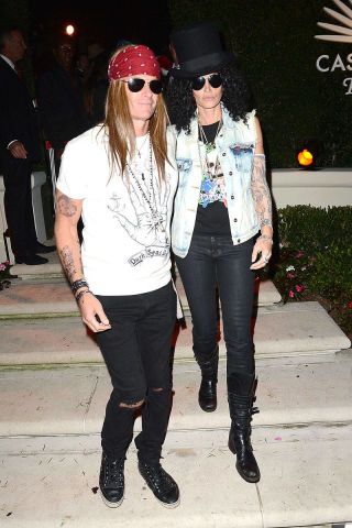 The supermodel and her husband get into the '80s groove as Slash and Axl Rose from the Guns N' Roses. Slash And Axl Rose, Slash And Axl, 80s Rock Fashion, Rocker Costume, 80s Halloween Costumes, Rande Gerber, Iconic Halloween Costumes, Fashion Costume Halloween, Look 80s