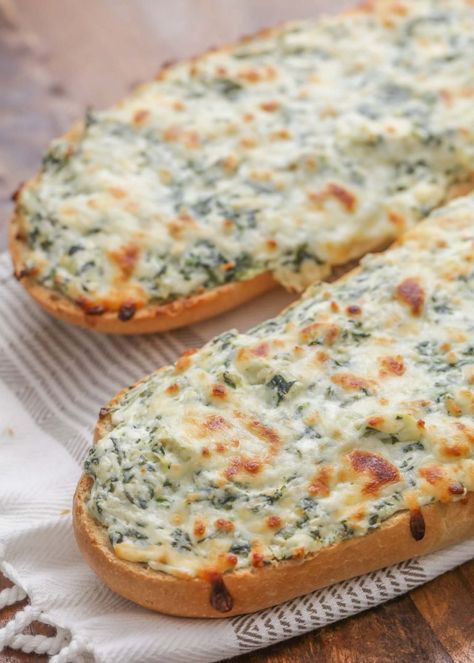 Spinach Artichoke Bread - a deliciously cheesy appetizer!! French bread covered in cheeses, sour cream, spinach, artichokes, and seasonings. Slice it up to serve as a side or appetizer for any meal or party. Spinach Artichoke Sandwich, Spinach Artichoke Cheese Bread, Spinach Artichoke Bruschetta, Grill Snacks Appetizers, Things To Make With French Bread, Italian Bread Appetizers, French Bread Dinner Ideas, Artichoke Bread Recipe, French Bread Appetizers