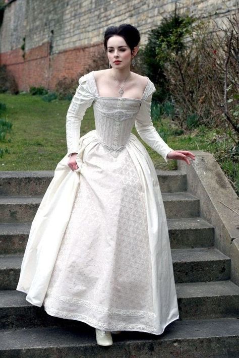 Medieval Wedding Dress Princesses, Medieval Wedding Dress, Tudor Dress, Glam Wedding Dress, Tudor Fashion, Exquisite Gowns, Old Fashion Dresses, Royal Dresses, Glamorous Wedding