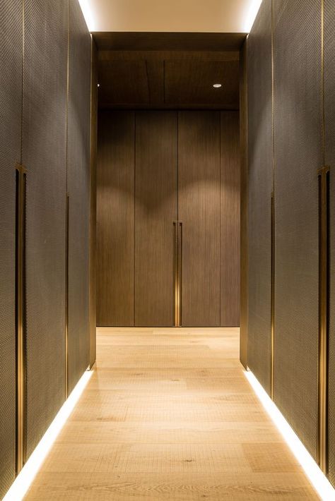 Case study - One Hyde Park, Knightsbridge. Design - Grangewood Finchatton. Joinery - INTERIOR-iD. Dressing Room with antique brass metal detailing, bespoke recessed handles fully integrated into framed wardrobe doors with woven leather and dark stained Zebrano timber.: One Hyde Park, Ideas Armario, Design Hall, Dressing Design, Door Handle Design, Wardrobe Handles, 아파트 인테리어, Wardrobe Doors, Brass Door