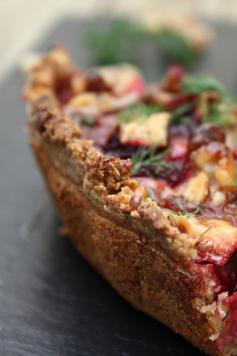 Beetroot Tart, Vegetarian Tart, Walnut Oatmeal, Oatmeal Crust, Roasted Beetroot, Beetroot Recipes, Savoury Tarts, Goat Cheese Tart, Savory Tarts