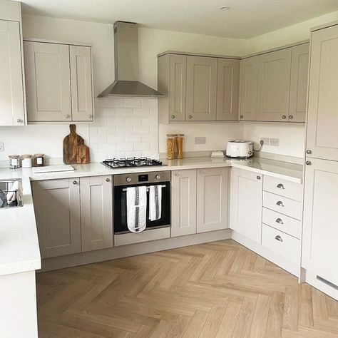 Mushroom Coloured Kitchen Cabinets, Fairford Pebble Kitchen Howdens, Bloor Homes Kitchen, Howdens Fairford Pebble, White Counter Top Kitchen Ideas, Howdens Pebble Kitchen Shaker, Shaker Kitchen Diner, Howdens Witney Pebble, Cashmere Colour Kitchen