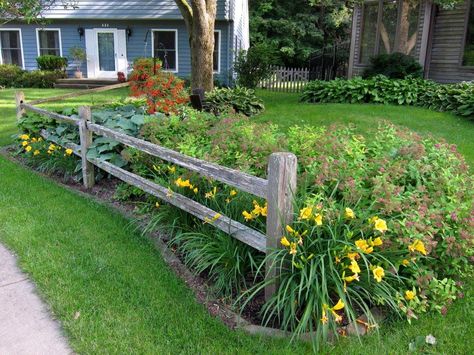 Get ready to spend almost an entire week in one wonderful garden, folks. Beth Zakrasek sent in a boatload of photos a few weeks ago, and I was so excited when I saw them, but sorting through them for... Front Yard Patio, Landscaping Around Trees, Garden Fences, Rustic Fence, Yard Fence, Small Front Yard Landscaping, Small Front Yard, Front Yard Fence, Rail Fence