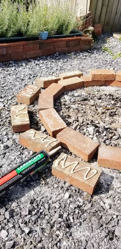 Brick Around Fire Pit, How To Build A Fire Pit With Pavers, How To Build A Brick Fire Pit, Outdoor Brick Fire Pit Ideas, Pallet Deck With Fire Pit, How To Make A Brick Fire Pit, Brick Paver Fire Pit Patio, Fire Pit Out Of Bricks, Fire Pit Made With Bricks