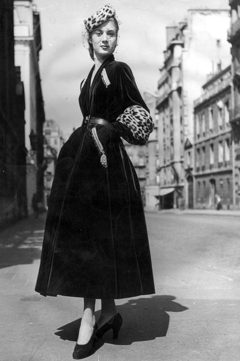 1947 Dior, Christian Dior New Look, Christian Dior Gowns, Dior New Look, Dior Girl, 1950 Fashion, Vintage Fashion 1950s, Fashion 1950s, French Fashion Designers