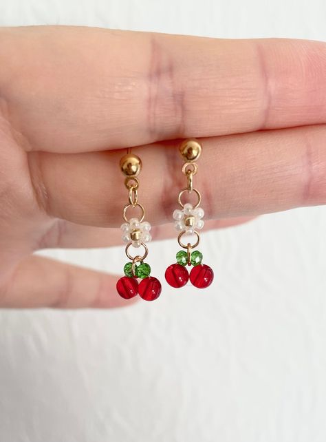 🌼🍒Daisy and Cherry earrings🍒🌼 Tiny and cute̴̛ᴗ⁍̴̴̛̛ᴗ⁍̴̴̛̛ᴗ⁍̴̛⁎) Flowers 6mm Cherry 6*8 mm Made with 2mm seed beads and 3mm, 4mm glass beads Reminder: New stud is different, please see the photo Cherry Beads Earrings, Cherry Jewelry Diy, Earring With Beads, Tiny Bead Crafts, Cherry Bead Earrings, Beaded Earrings Studs, Cherry Beaded Earrings, Earing Ideas Beads, Diy Cherry Earrings