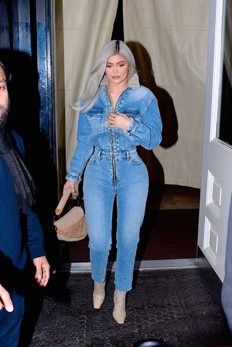 Kylie Jenner's Denim Jumpsuit November 2018 Kylie Jenner Jumpsuit, Kylie Jenner Coachella, Kendall Jenner Style Casual, Kylie Jenner Hair Color, Kylie Jenner Outfits Casual, Denim Jumpsuit Outfit, Look Kylie Jenner, Estilo Kardashian, Estilo Kylie Jenner